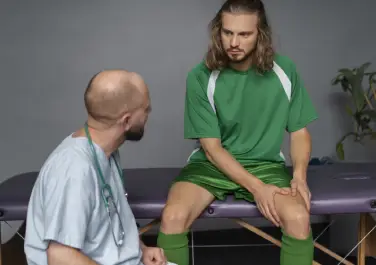 Homem realizando infiltração no joelho